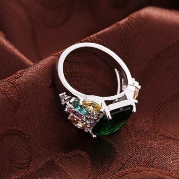 Green Emerald Cut & Multi-Coloured Stones - Picture 5 of 7